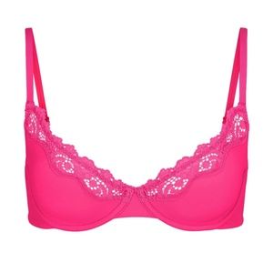 SKIMS fits everybody bra size 32B